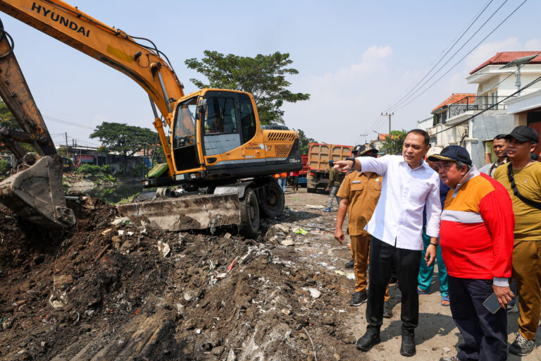 Dokumentasi Wali Kota Surabaya, Eri Cahyadi saat meninjau pengaspalan di kawasan Kali Tebu