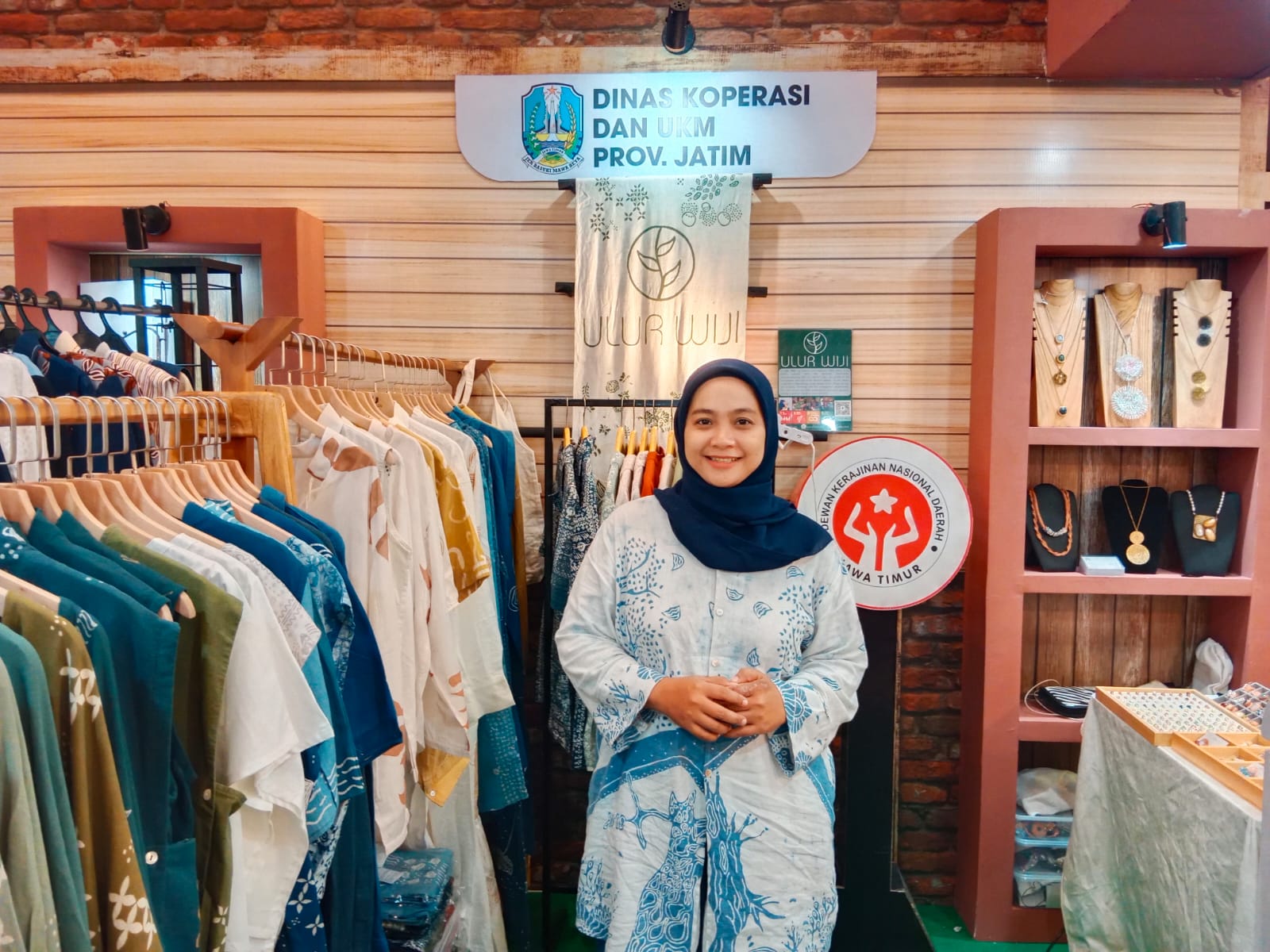 Co-founder Ulur Wiji, Nasta Rofika mendatangkan koleksi batik dari Mojokerto