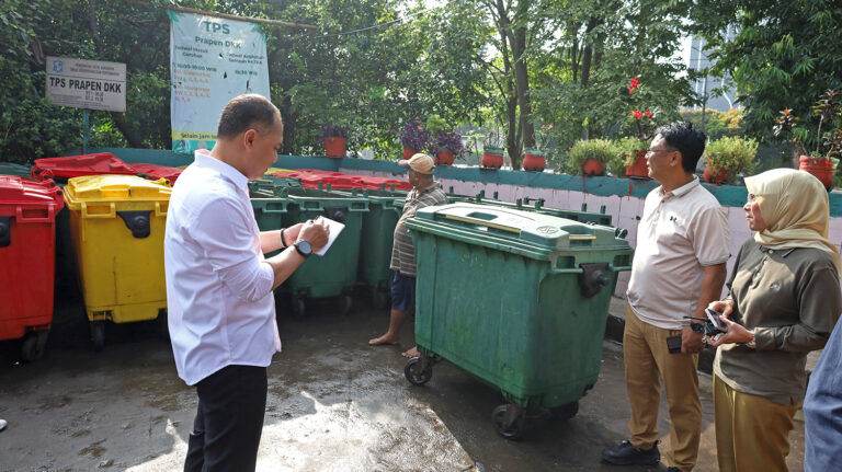 Sampah Rumah Bisa Jadi Uang di Surabaya