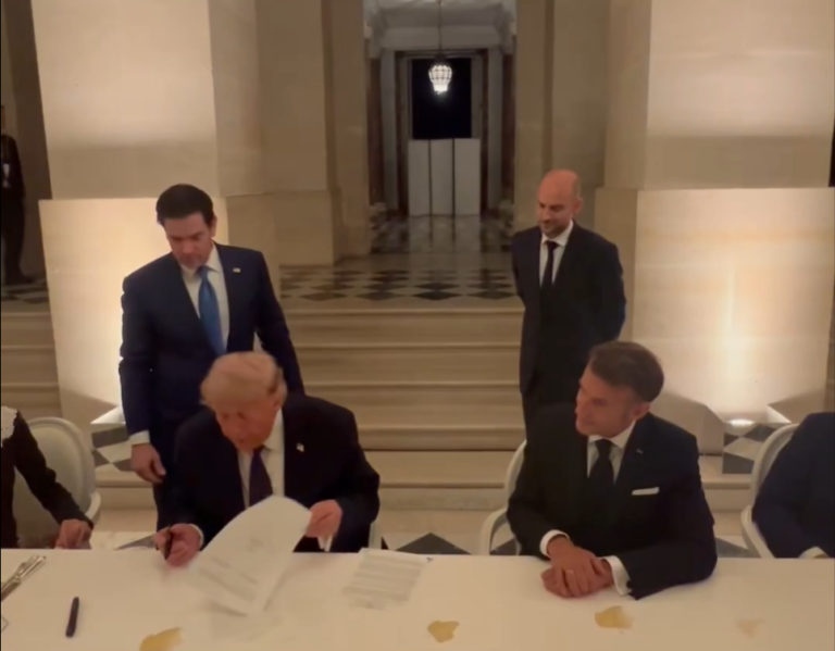 Trump Teken Kesepakatan Damai AS-Iran di Prancis