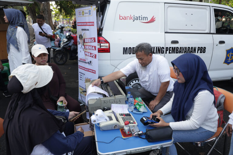Bayar PKB dan PBB Kini Bisa di Taman Bungkul