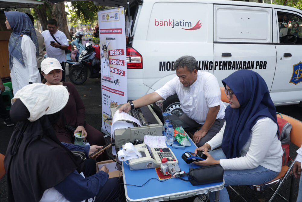 Bayar PKB dan PBB Kini Bisa di Taman Bungkul