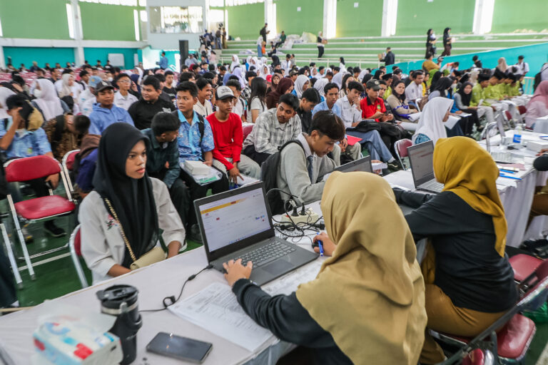 7380 Siswa Lolos Beasiswa Pemuda Tangguh di Surabaya